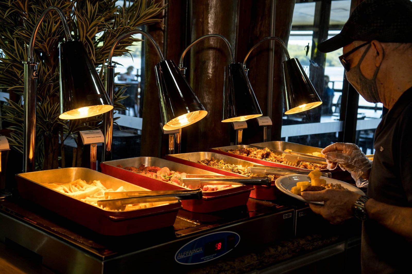 Almoço com buffet livre com uma vista incrível para as Cataratas do Iguaçu!