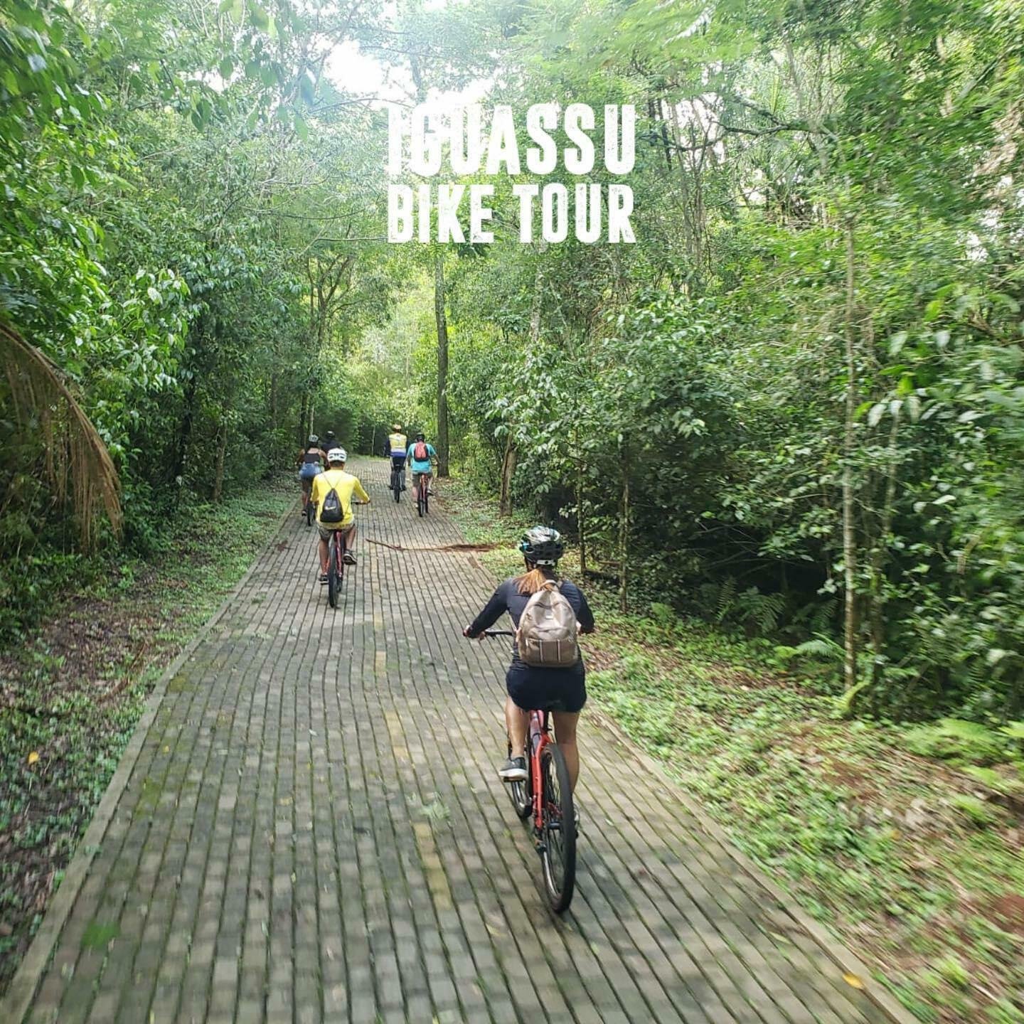 Descubra as maravilhas da biodiversidade no Parque Nacional do Iguaçu. O passeio guiado de bicicleta proporciona um percurso completo, confortável e informativo pelo deslumbrante Caminho do Poço Preto.