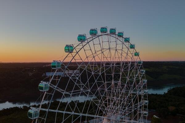 Embarque nessa emoção e encante-se com a incrível vista da maior roda gigante da América Latina!