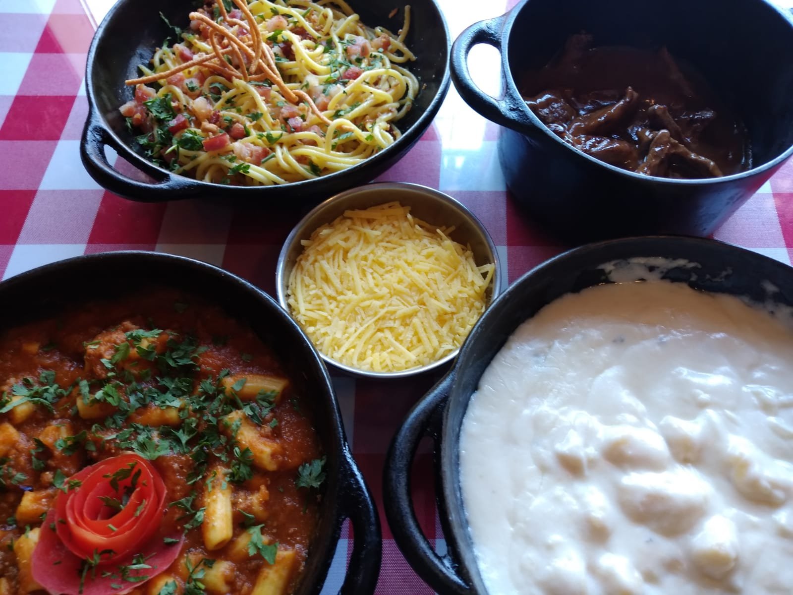 Sequência de massas e acompanhamentos, ao lado da Rua Coberta! (cópia)