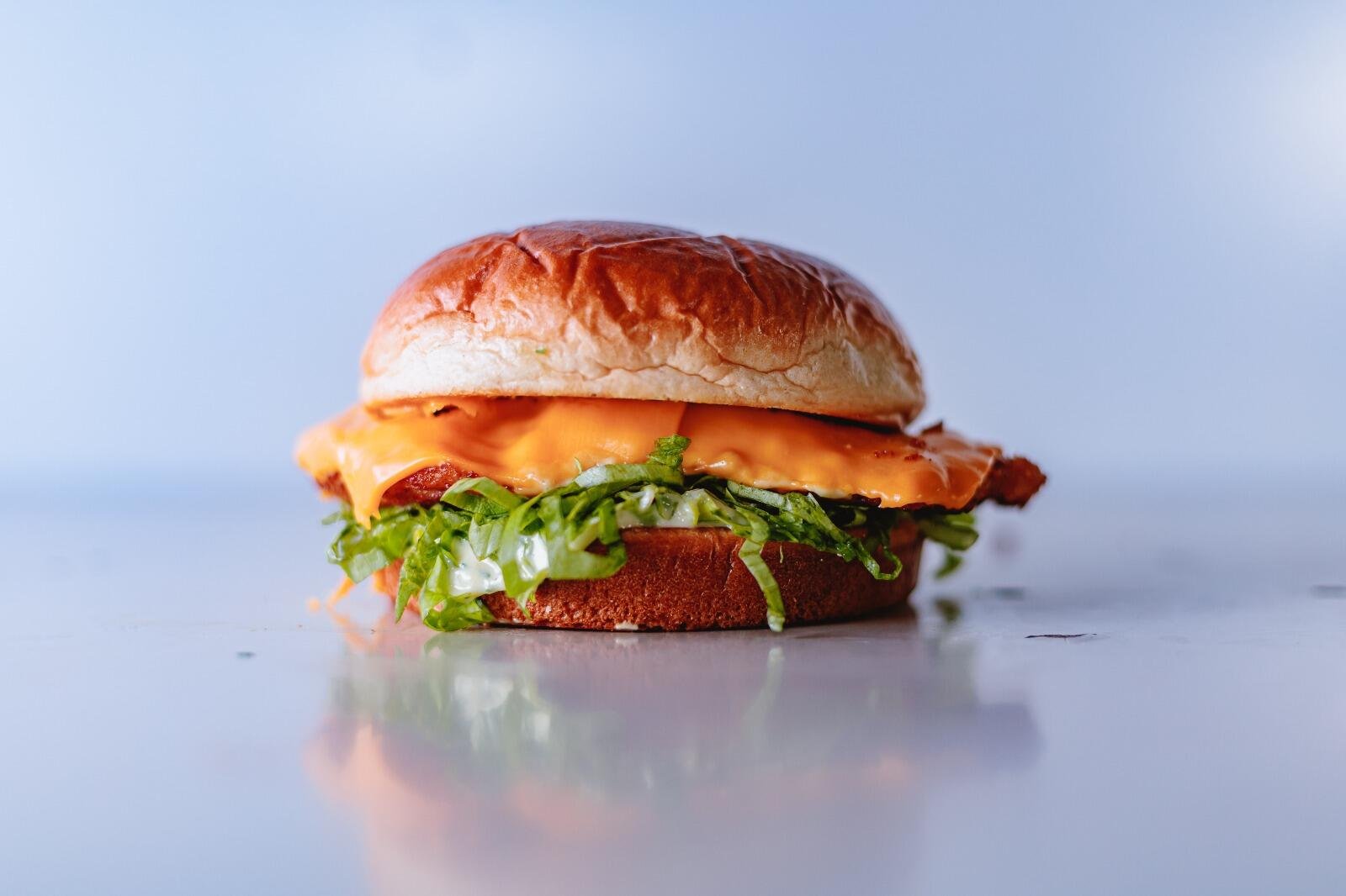 Combo Burger + Fritas no bar da 4ª melhor cervejaria do Brasil!