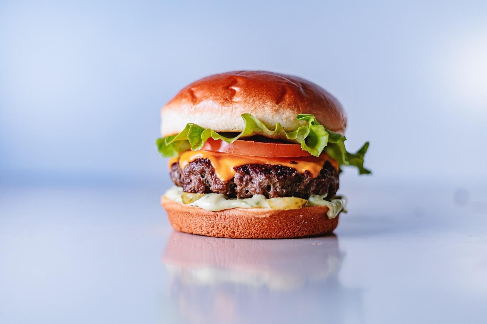 Combo Burger + Fritas no bar da 4ª melhor cervejaria do Brasil!