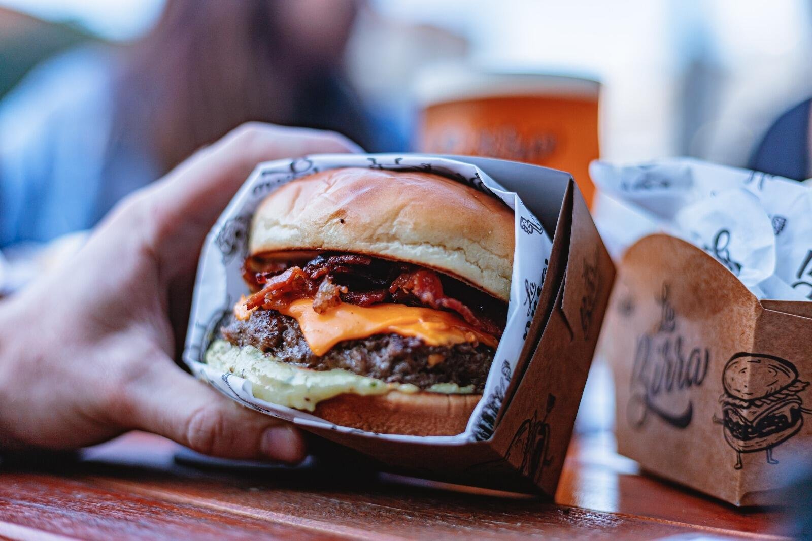 Combo Burger + Fritas no bar da 4ª melhor cervejaria do Brasil!