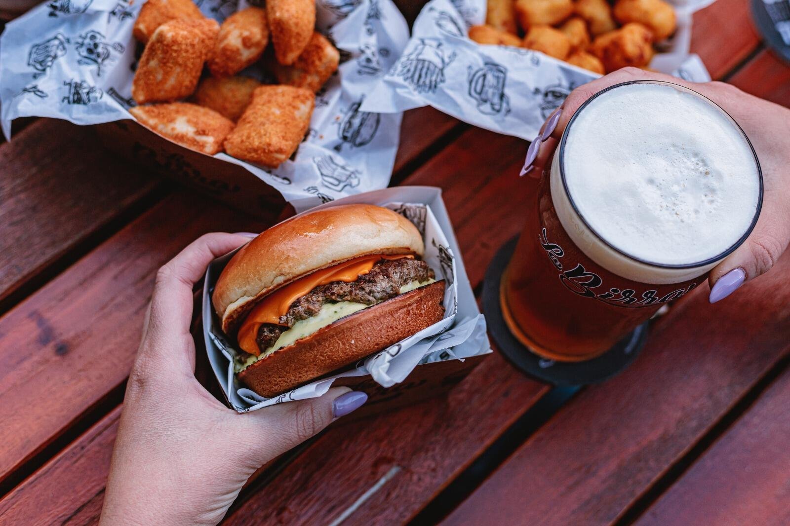 Combo Burger + Fritas no bar da 4ª melhor cervejaria do Brasil!