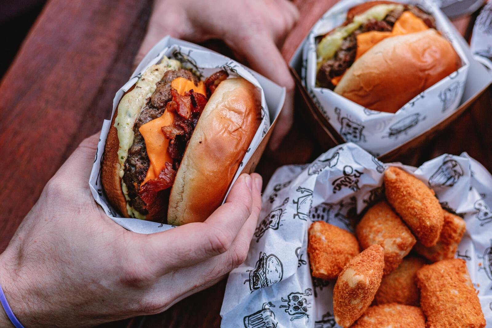Combo de hambúrguer com batatas fritas no bar da  4ª melhor cervejaria do Brasil! (cópia)