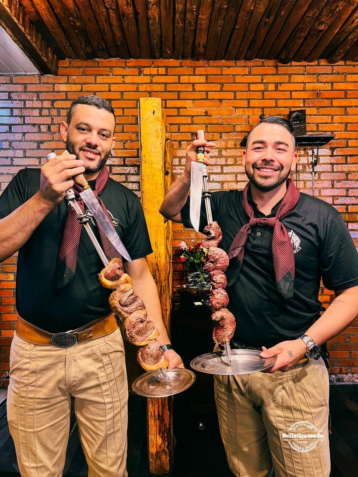 Experimente O MELHOR Buffet LIVRE com Churrasco, Saladas e Sobremesa em Gramado!