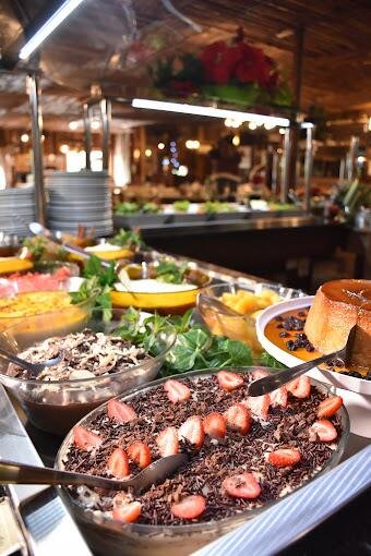 Experimente O MELHOR Buffet LIVRE com Churrasco, Saladas e Sobremesa em Gramado!