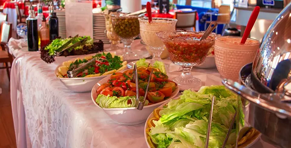 Passeio com jantar a bordo do Kattamaram II.