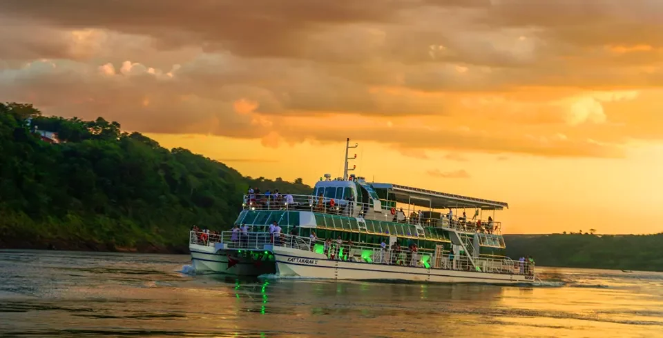 Passeio com jantar a bordo do Kattamaram II.