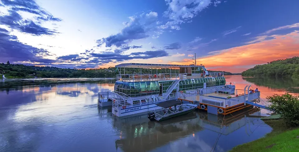 Passeio com jantar a bordo do Kattamaram II.