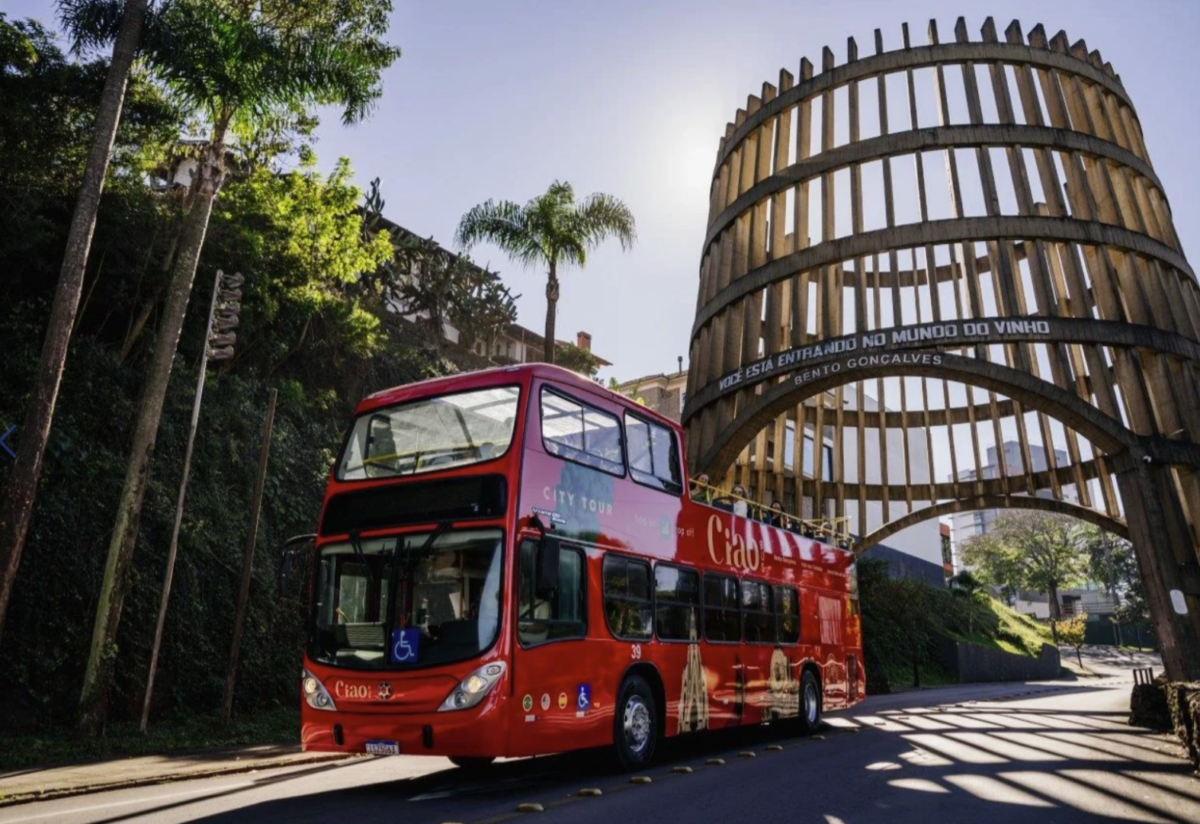 Conheça a região mais prestigiada do Rio Grande do Sul sob uma nova perspectiva, a bordo do Ciao Bus: o city tour panorâmico de Bento Gonçalves, Vale dos Vinhedos e Monte Belo do Sul!