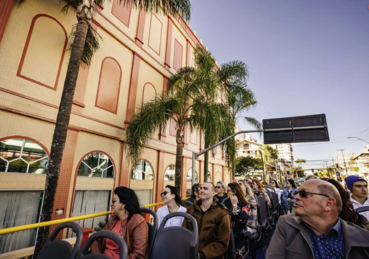 Descubra a Região Mais Prestigiada do RS a Bordo do Ciao Bus: City Tour Panorâmico em Bento Gonçalves e Vale dos Vinhedos!