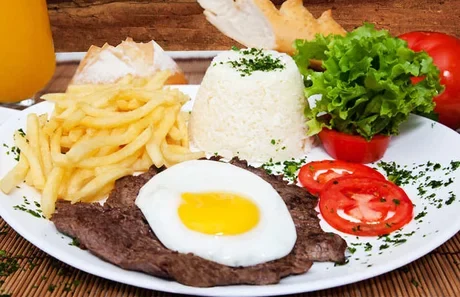 À la minuta para seu almoço ao lado da rua coberta!