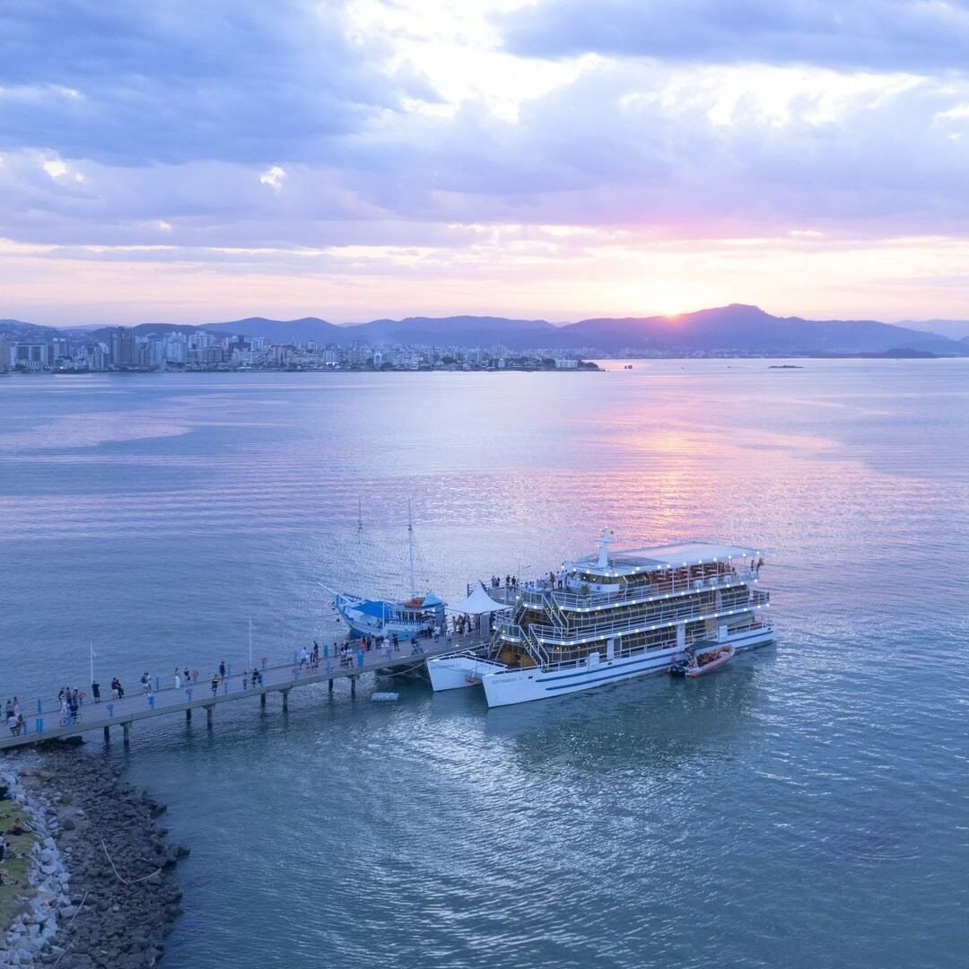Embarque no renomado Catamarã e admire toda a deslumbrante beleza natural da Ilha de Florianópolis!