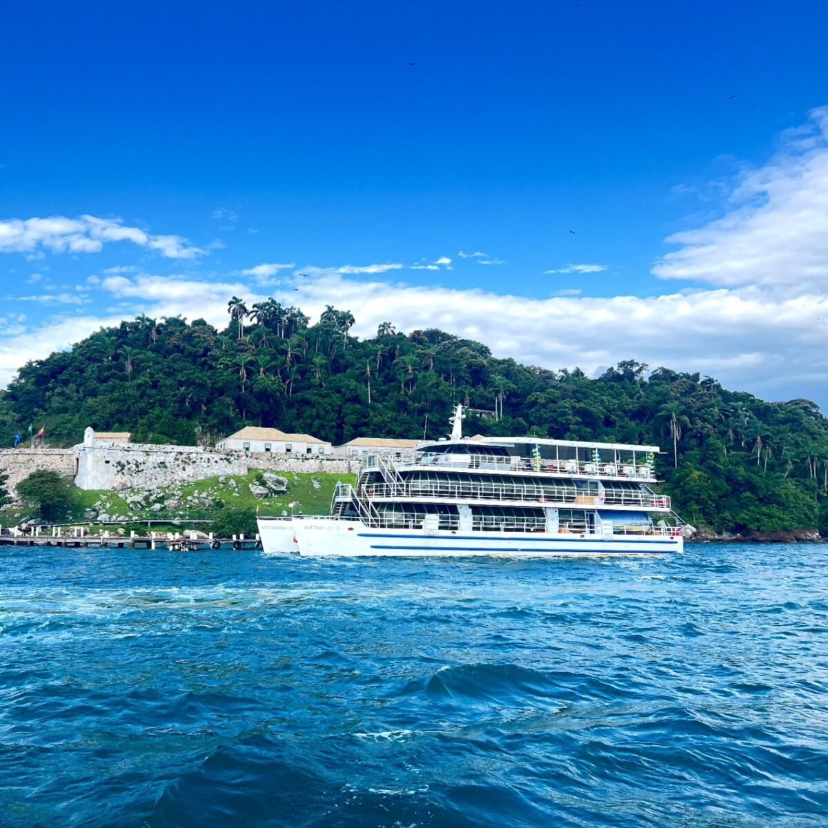 Embarque no renomado Catamarã e admire toda a deslumbrante beleza natural da Ilha de Florianópolis!