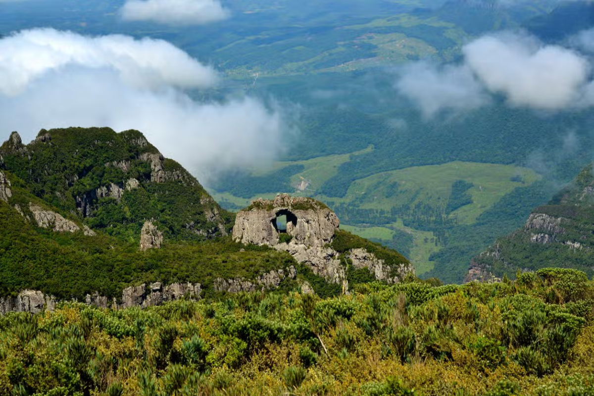 Se você é apaixonado pela natureza e paisagens de tirar o fôlego, não pode perder esta trilha pela Pedra Furada em Urubici!