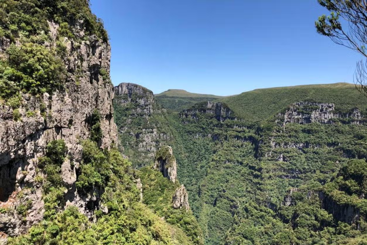 Se você é apaixonado pela natureza e paisagens de tirar o fôlego, não pode perder esta trilha pela Pedra Furada em Urubici!