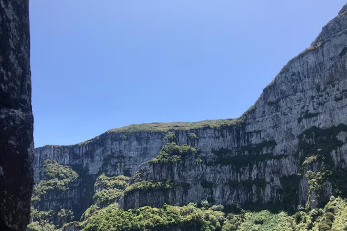 Se você é apaixonado pela natureza e paisagens de tirar o fôlego, não pode perder esta trilha pela Pedra Furada em Urubici!