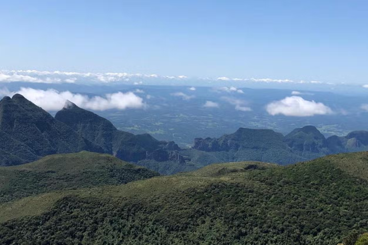 Se você é apaixonado pela natureza e paisagens de tirar o fôlego, não pode perder esta trilha pela Pedra Furada em Urubici!