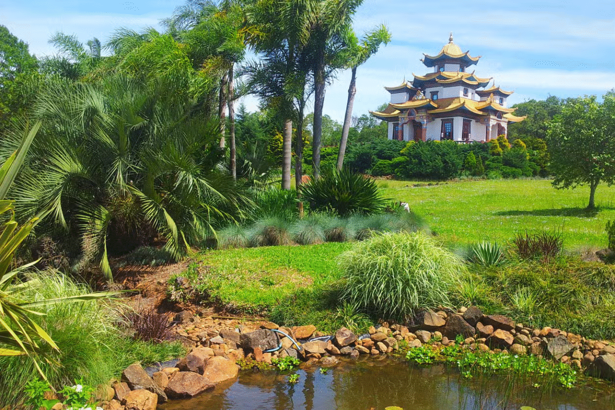 Tradição Tibetana e Compras: Excursão ao Templo Budista e Igrejinha!