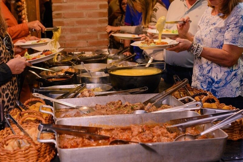 Um passeio entre vinhos, histórias e comida típica!