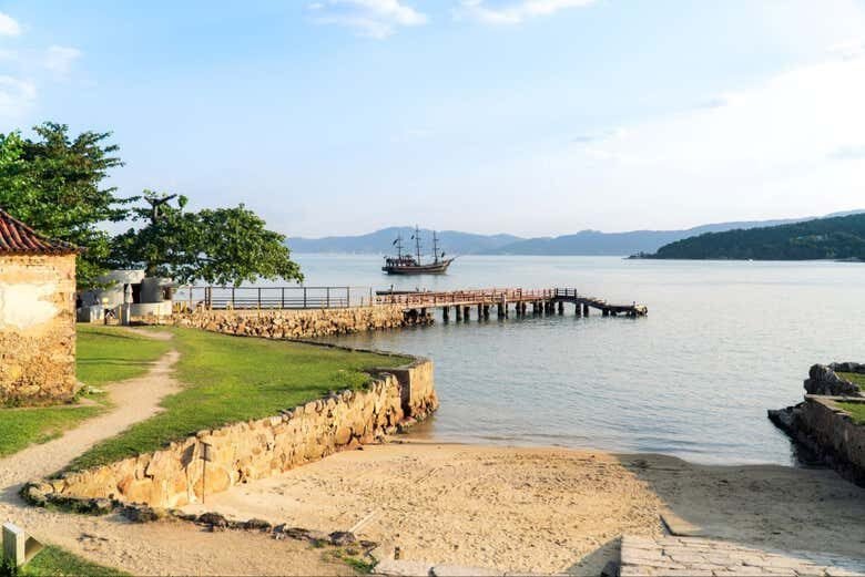 Passeio de Barco Pirata – Fortalezas e Aventuras em Florianópolis!