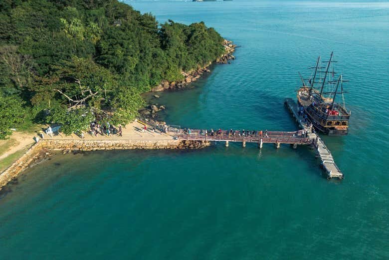 Passeio de Barco Pirata – Fortalezas e Aventuras em Florianópolis!
