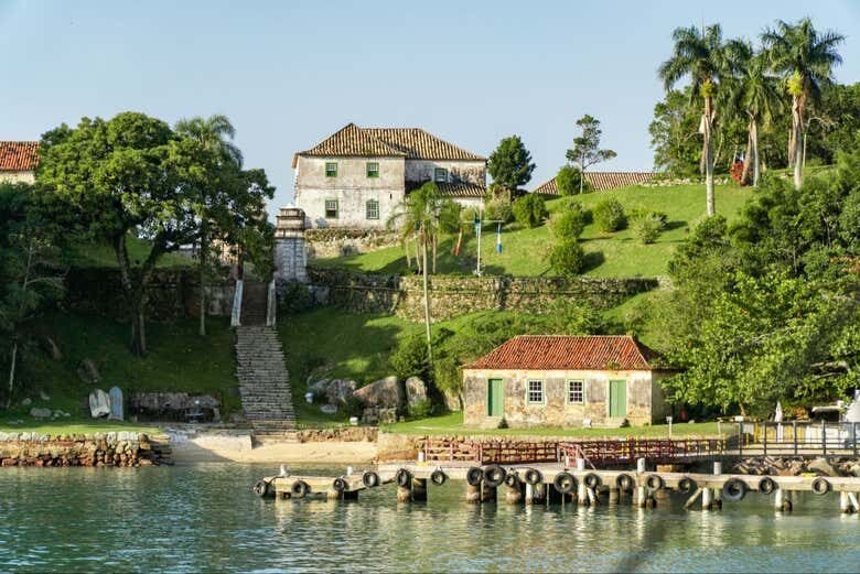 Passeio de Barco Pirata – Fortalezas e Aventuras em Florianópolis!