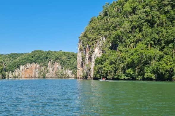 Cânions e Lendas da Usina de Itaúba: Passeio de Barco Inesquecível!