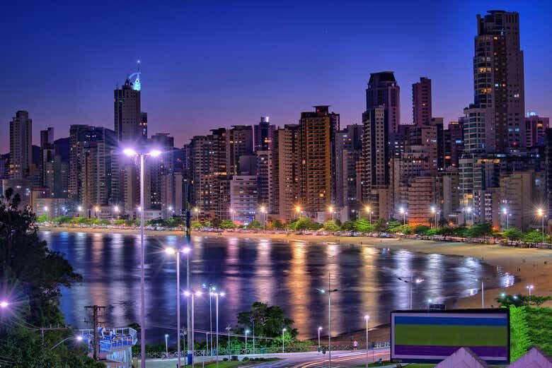 Encante-se com o Tour Noturno e Jantar em Balneário Camboriú!