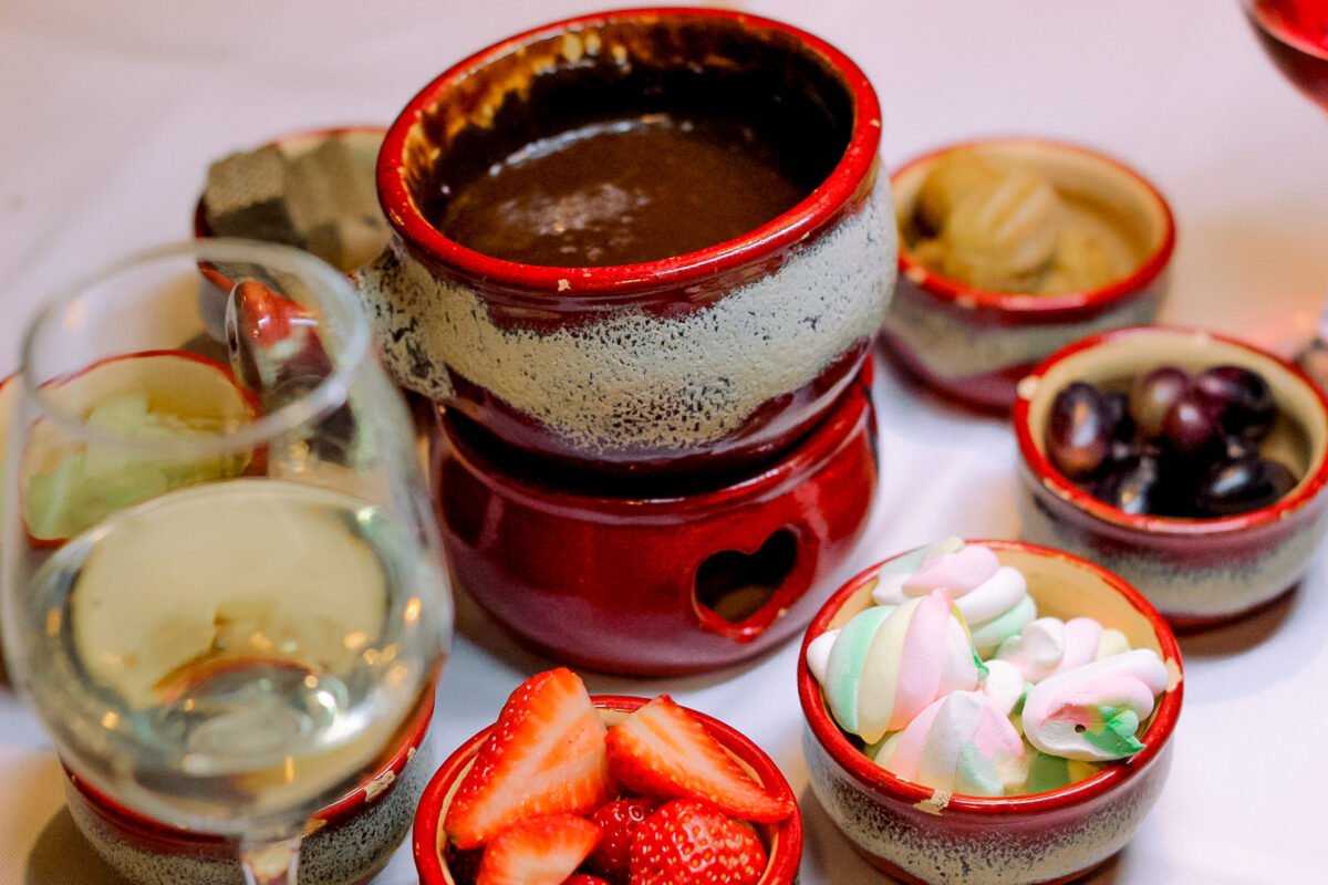 Aproveite Sequência Ilimitada de Fondue com chocolate branco ao lado da Rua Coberta